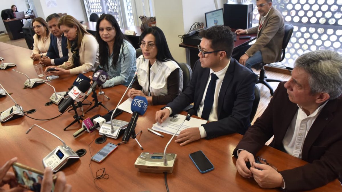 La jefa del bloque correísta Viviana Veloz cuestionó la decisión del Gobierno nacional sobre el subsidio al diésel.