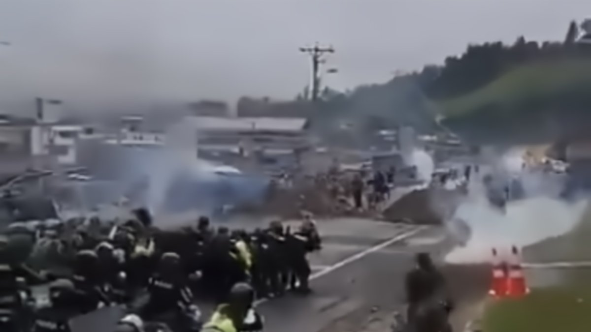 En la parroquia Julio Andrade, de Tulcán, en la provincia del Carchi, las fuerzas del orden se enfrentan con transportistas.