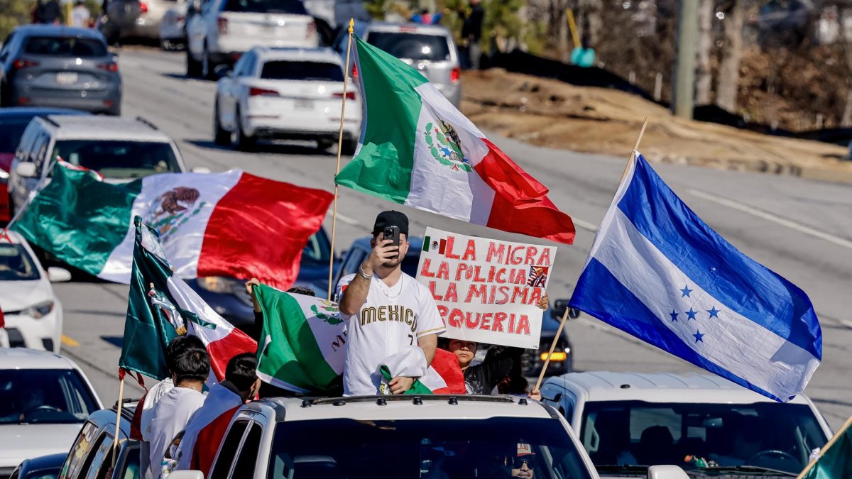 Personas participando en una manifestación contra la política de inmigración y deportación del Gobierno de Donald Trump contra los extranjeros indocumentados en Atlanta (EE.UU.).