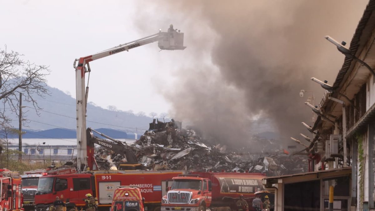 Decenas de bomberos llegaron a sofocar las llamas.