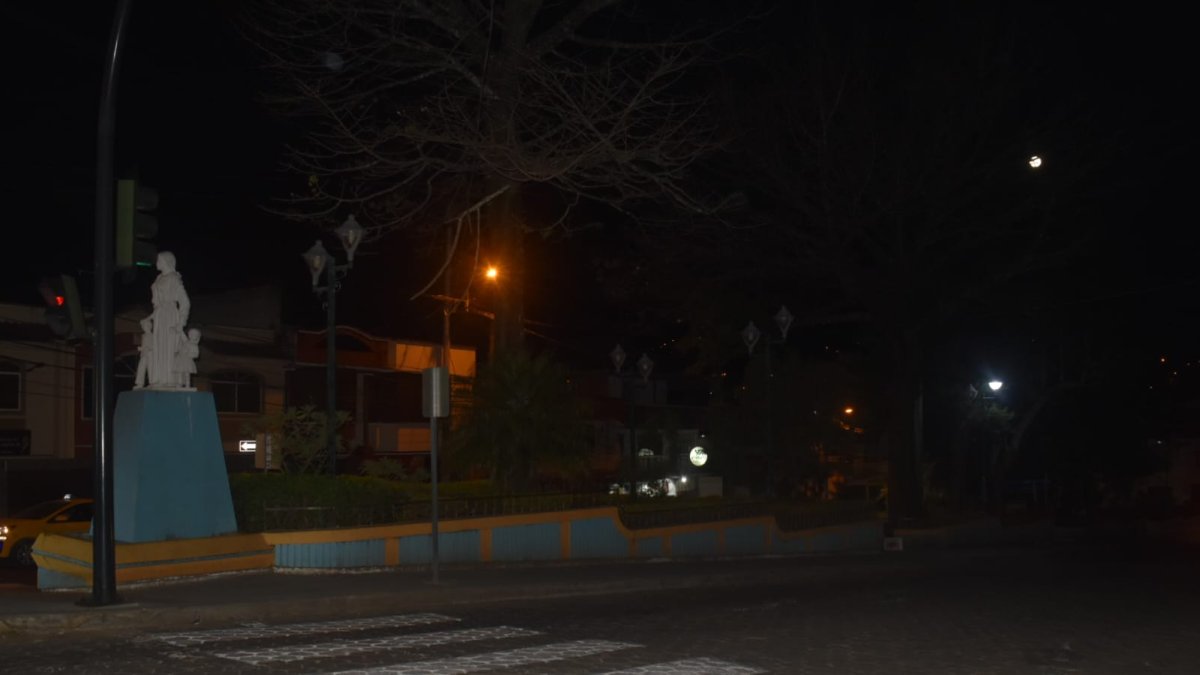 En oscuridad se encuentra el parque central del barrio Chile, en Calvas.