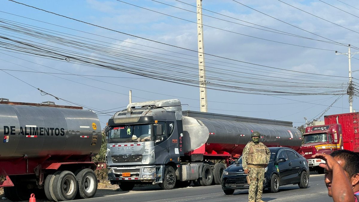 Vehículos de transporte pesado estacionados en Manta durante jornada de brazos caídos por alza del diésel.
