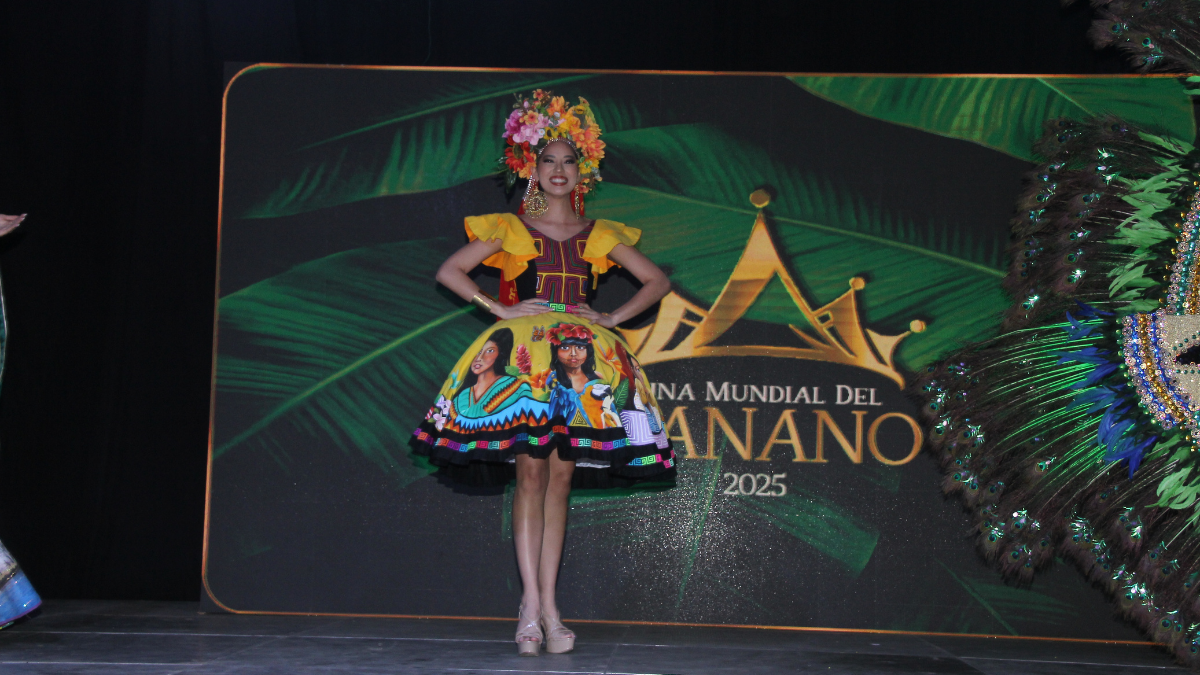 El traje típico ganador, diseñado por Ramiro González, fue modelado por la representante de Panamá, Kathleen Pérez.