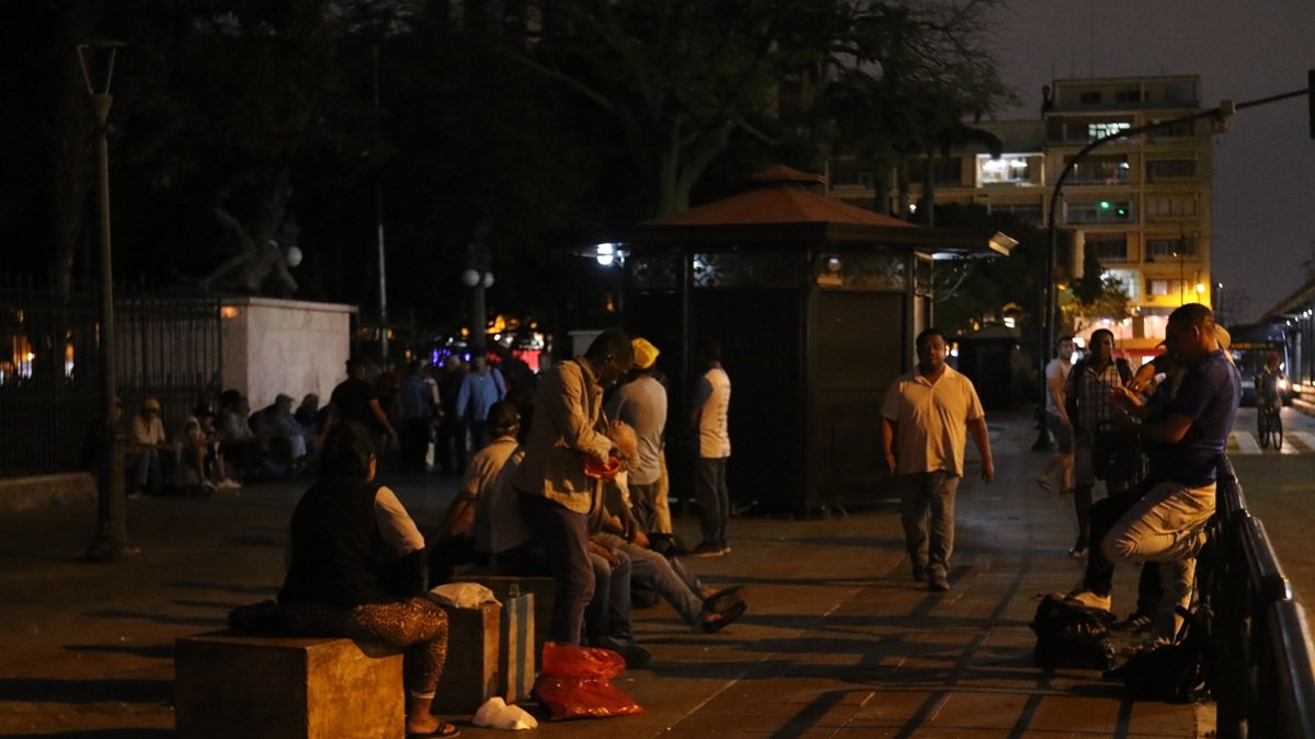 Las puertas del parque Centenario se cierran a las 18:00 y en sus alrededores se asientan comerciantes informales.