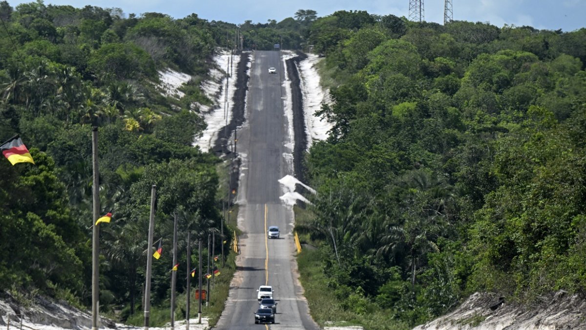 Los vehículos circulan por la carretera Linden-Lethem, cerca de Linden, región del Alto Demerara-Berbice, Guyana, el 28 de agosto de 2025.