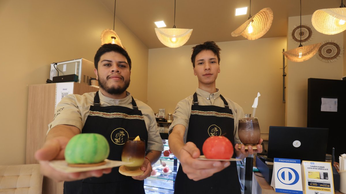 Andrés Guamanzara (izq) es el propietario de la postrería 593, su creatividad  transforma la fruta en arte: texturas crujientes y sabores que sorprenden en Quito.