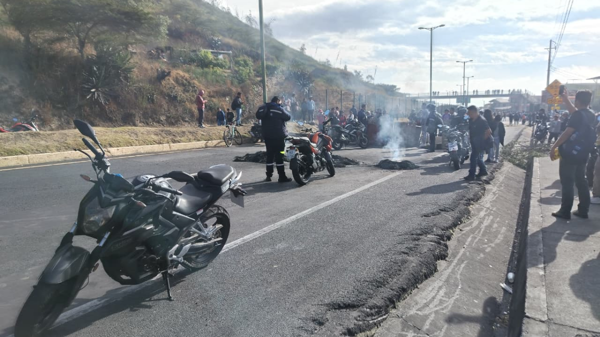 Manifestantes bloquean varias vías por el alza del combustible diésel.