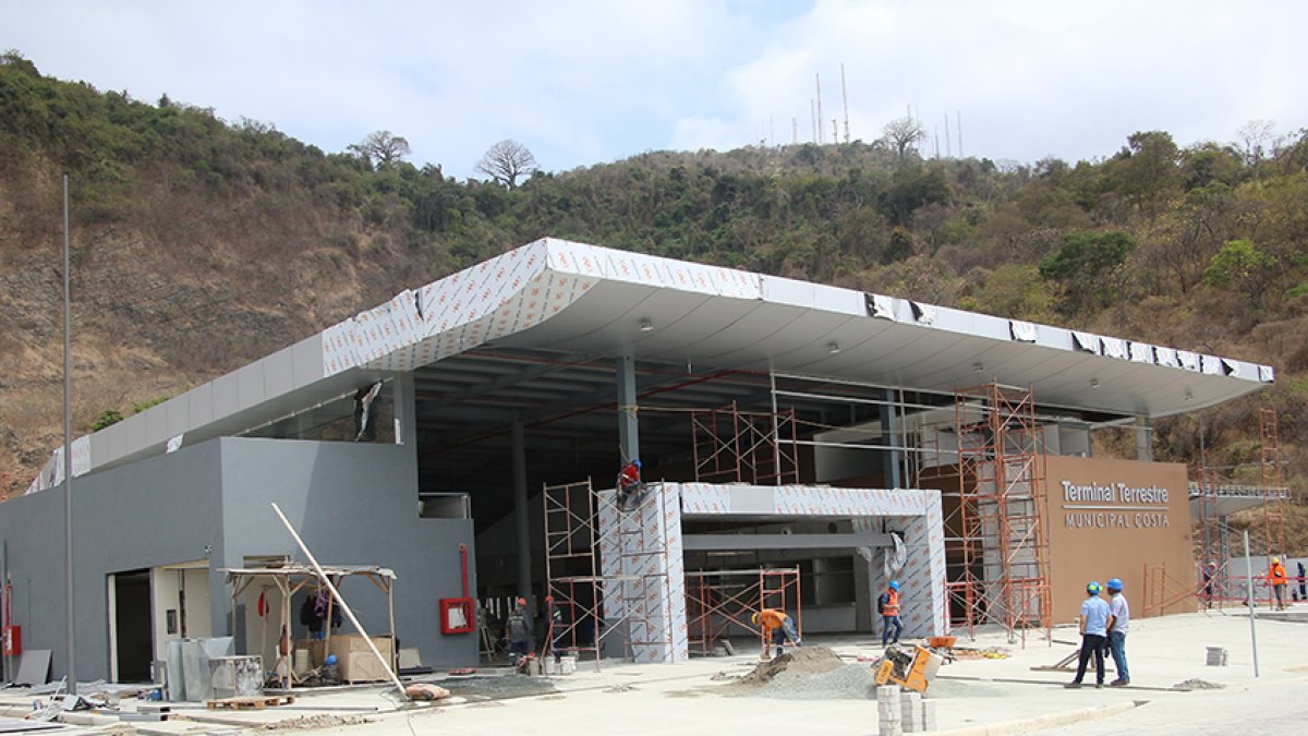 La Terminal Terrestre Costa está diseñada para atender a 10.000 pasajeros diarios, incluyendo 7.000 usuarios del transporte interprovincial hacia destinos turísticos como Salinas, Montañita, Olón.