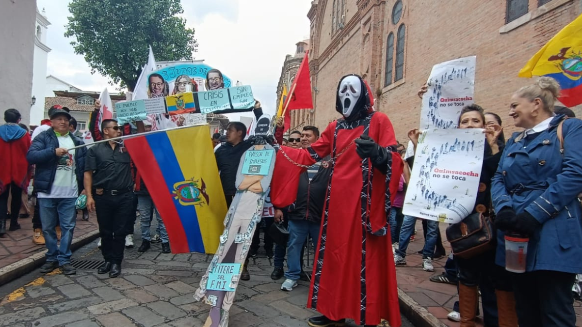Miles de ciudadanos recorren las calles de Cuenca en defensa del agua y en rechazo al proyecto minero Loma Larga en Quimsacocha.