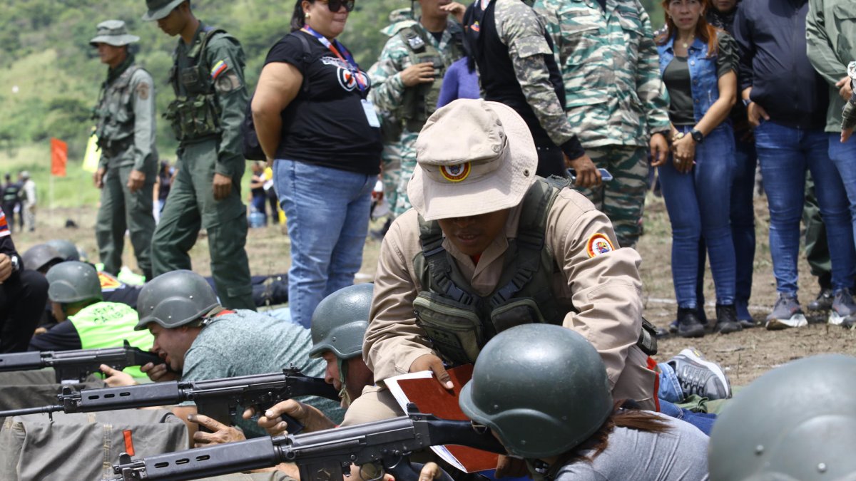 Venezolanos acuden en varios estados de su país al llamado de adiestramiento que hizo el presidente Nicolás Maduro ante lo que denuncia como las