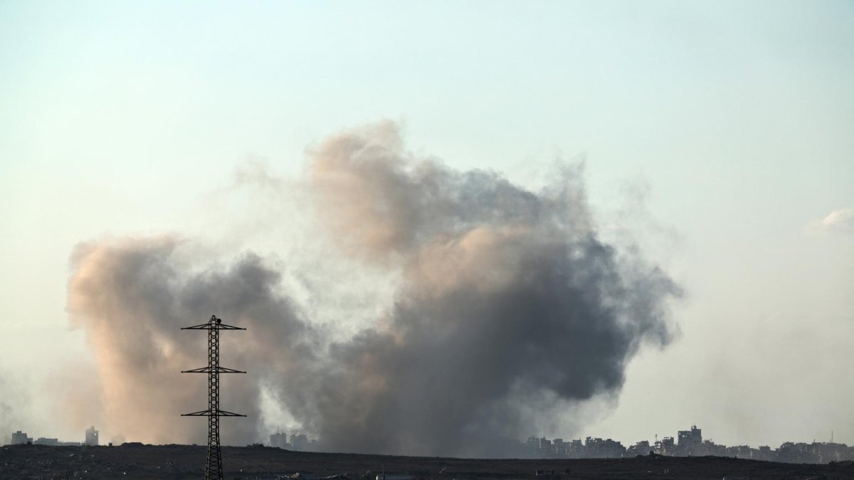 El humo se eleva después de un ataque aéreo israelí en las afueras de la ciudad de Gaza,  el 16 de septiembre de 2025.