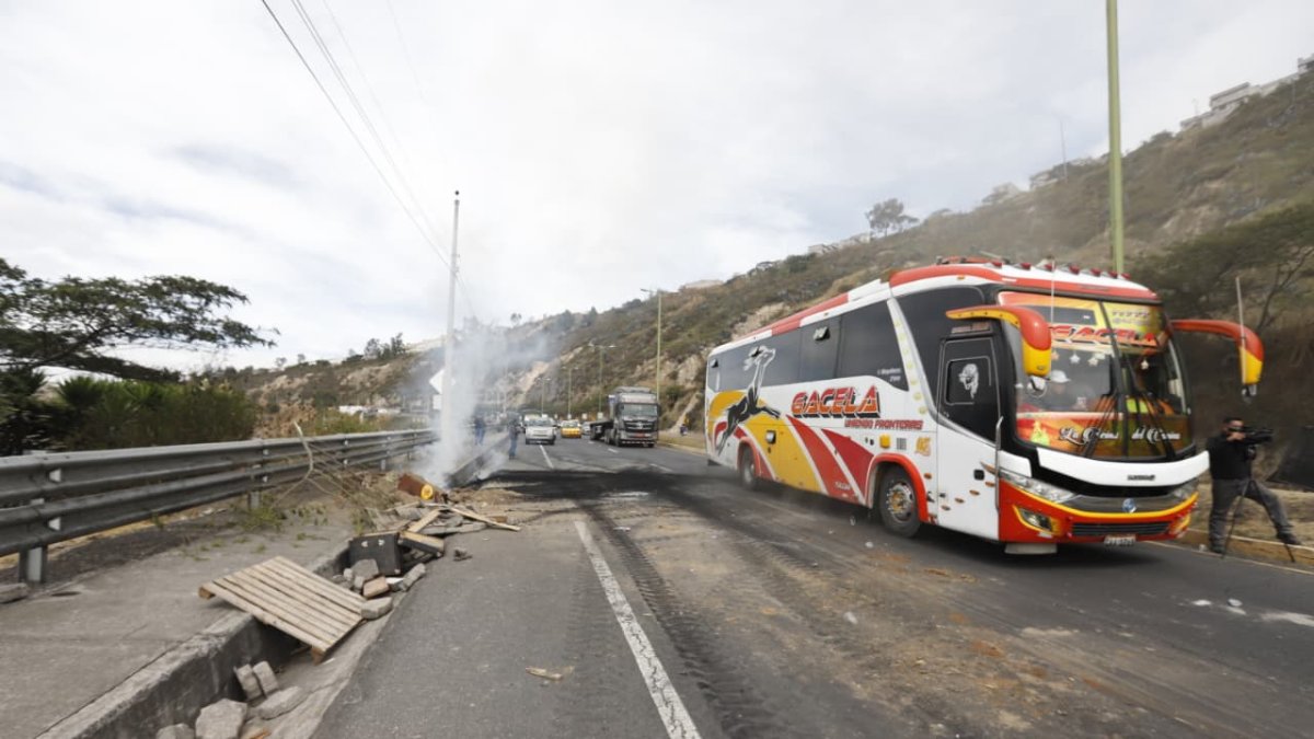 Estado de excepción en siete provincias por protestas contra el alza del diésel en Ecuador.