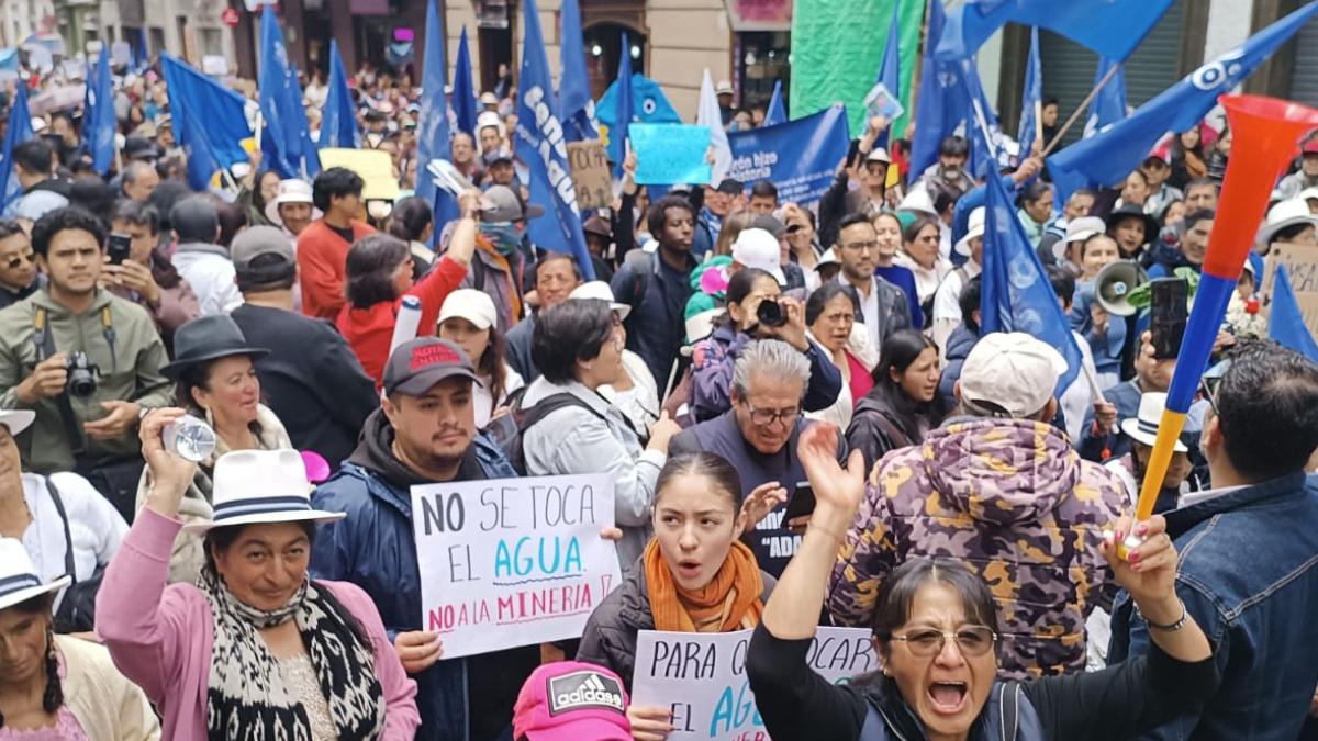 Miles de personas marcharon por las calles de Cuenca en rechazo del proyecto Loma Larga, en Quimsacocha.