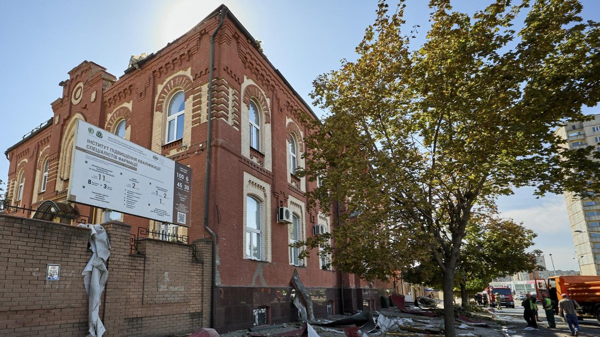 El lugar de un ataque ruso contra un edificio educativo en Járkov, al noreste de Ucrania, el 16 de septiembre de 2025, en medio de la invasión rusa.