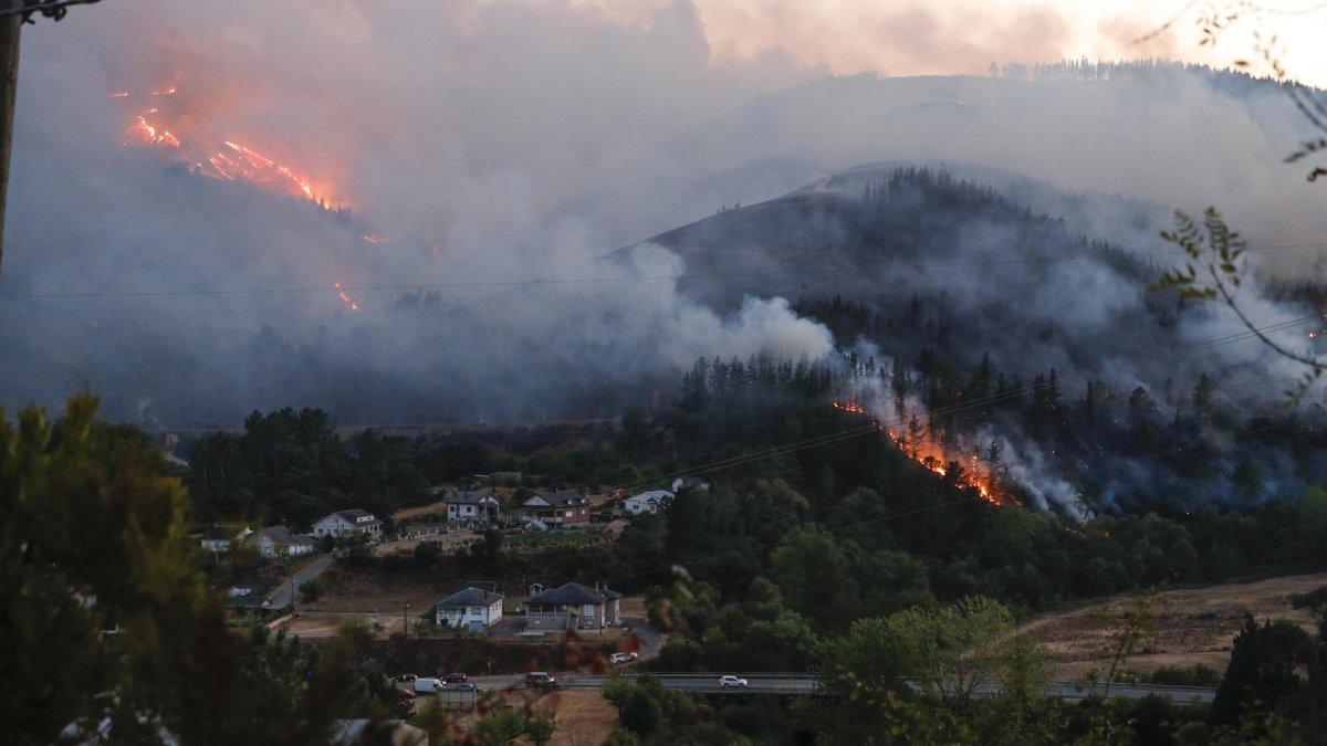 Fotografía de archivo de un incendio forestal el municipio de Quiroga, España.