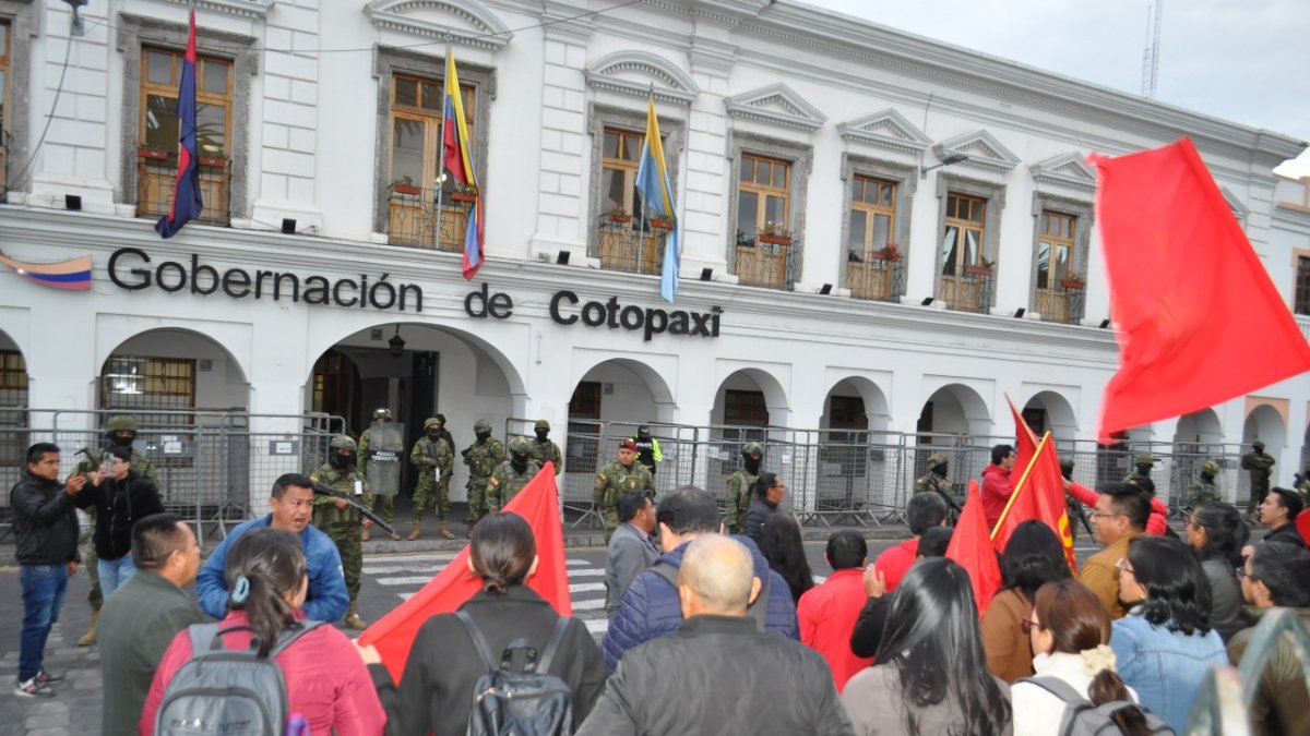 Manifestantes del Frente Popular llegan a la Gobernación de Cotopaxi durante una jornada de protesta.