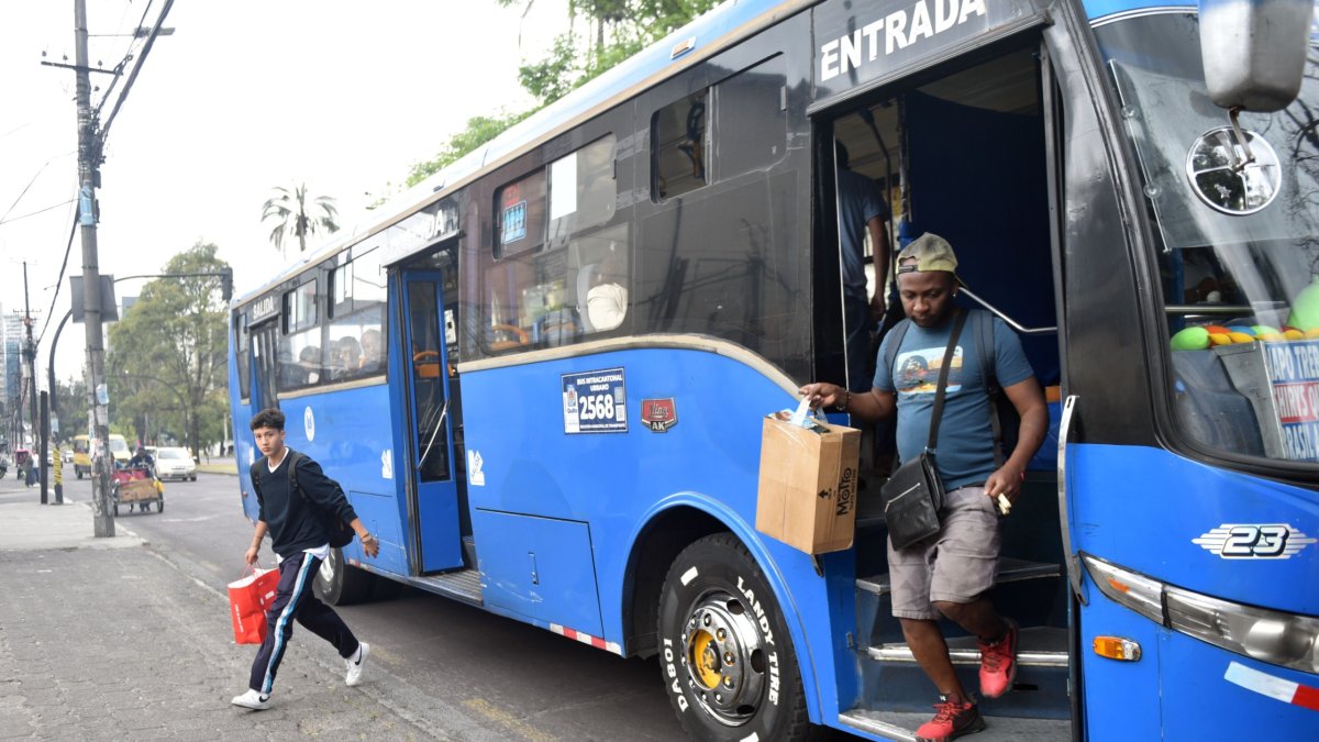 Irrespeto. Pese al compromiso de mejorar el servicio, los conductores siguen dejando pasajeros en la calle y no en las paradas. Esta foto se registró ayer, en la av. 12 de Octubre.