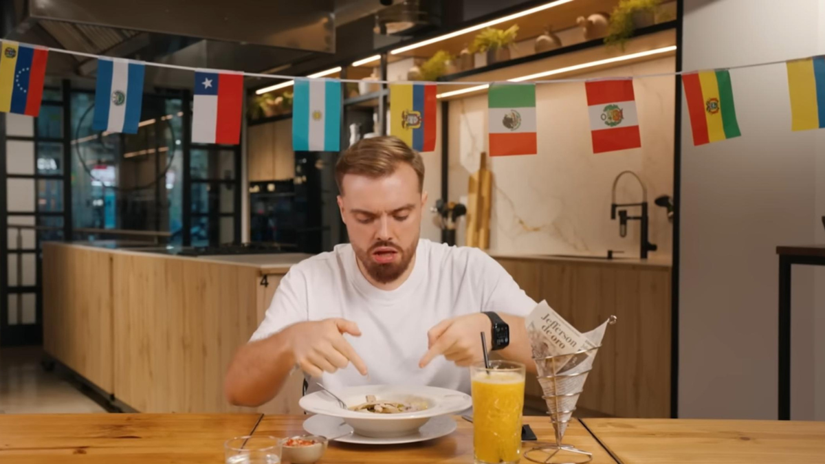 Ibai Llanos probando el encebollado ecuatoriano.