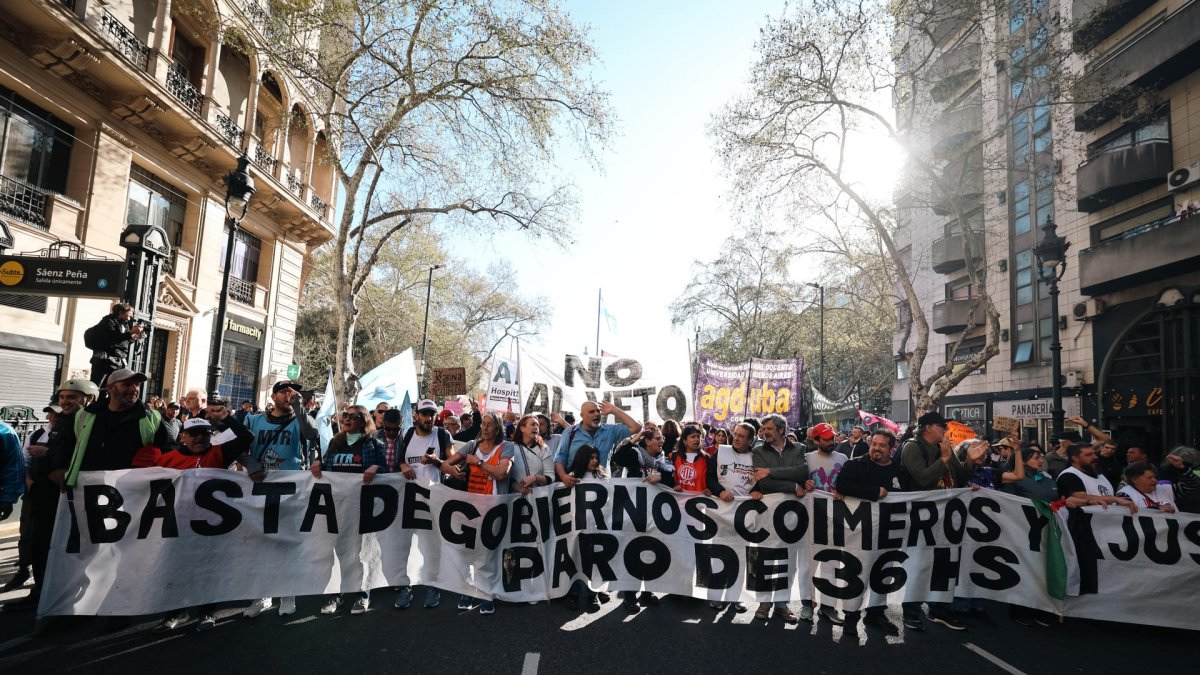 Trabajadores del Hospital Garrahan en una manifestación en rechazo al gobierno del presidente de Argentina, Javier Milei, en Buenos Aires (Argentina).