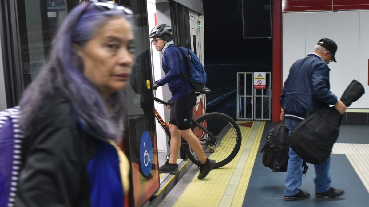 Los usuarios tienen dos horarios disponibles para llevar a las bicicletas en el Metro de Quito.