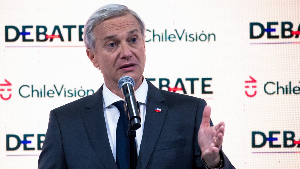 El candidato a la Presidencia de Chile por el Partido Repúblicano, José Antonio Kast, habla durante una rueda de prensa en Santiago (Chile).