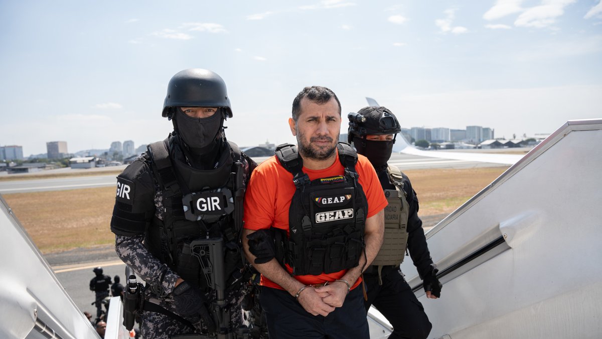 Integrantes del GIR custodian a José Adolfo 