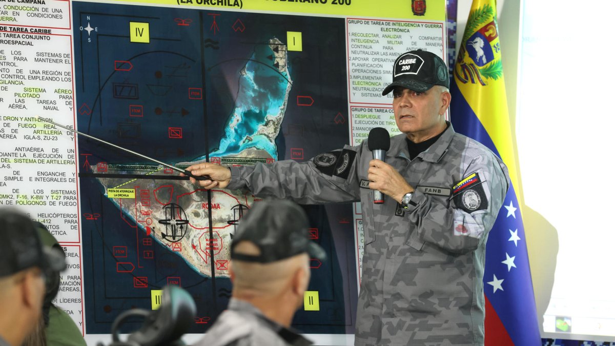 Vladimir Padrino López señalando un mapa durante un acto militar este 17 de septiembre de 2025, en Caracas (Venezuela).