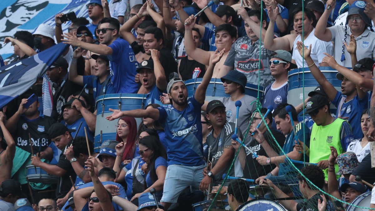 Hinchas de Emelec en el estadio George Capwell en el Clásico del Astillero.