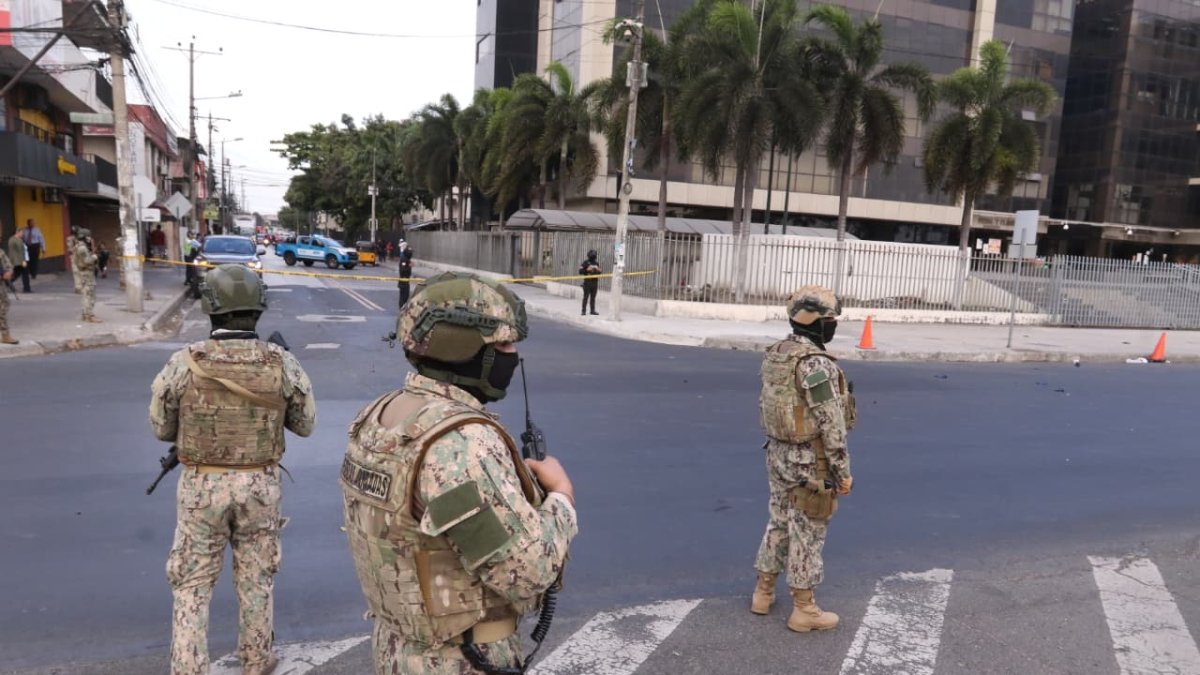 Personal militar y policial cerró varias calles para controlar la novedad.