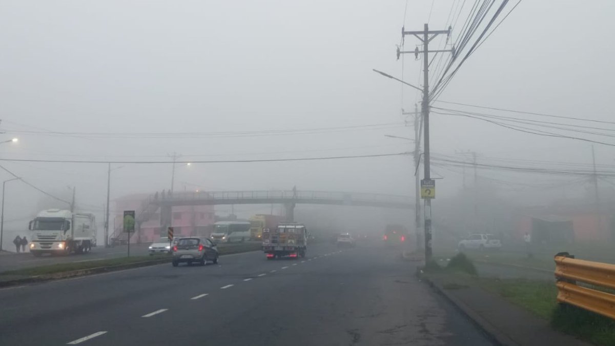 El cambio de clima ha causado neblina y lluvia en Quito. La AMT recomendó manejar con precaución.