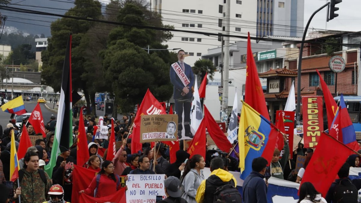 Estudiantes de la Universidad Central del Ecuador protestaron en las calles de Quito, el 16 de septiembre, contra el reciente incremento del precio del diésel.