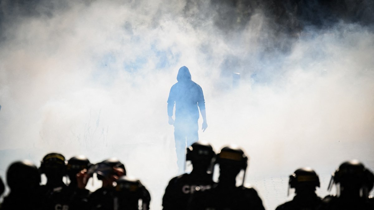 Un manifestante camina en medio del humo de los gases lacrimógenos arrojados por agentes de la policía antidisturbios durante una manifestación en Nantes, el 18 de septiembre de 2025.
