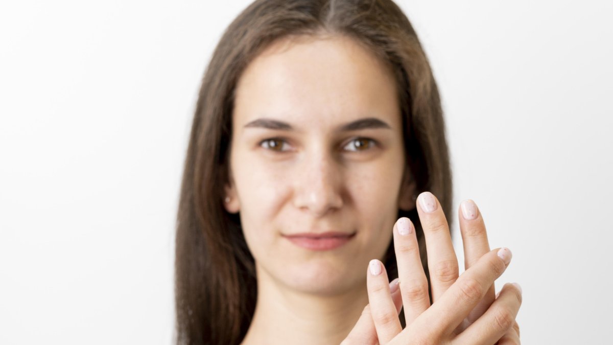 El “crack” de los dedos no es señal de peligro