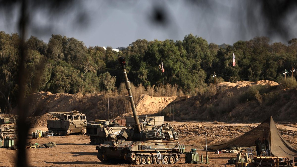 Tanques israelíes se concentran en un lugar no revelado cerca de la frontera entre Israel y Gaza, 18 de septiembre de 2025.
