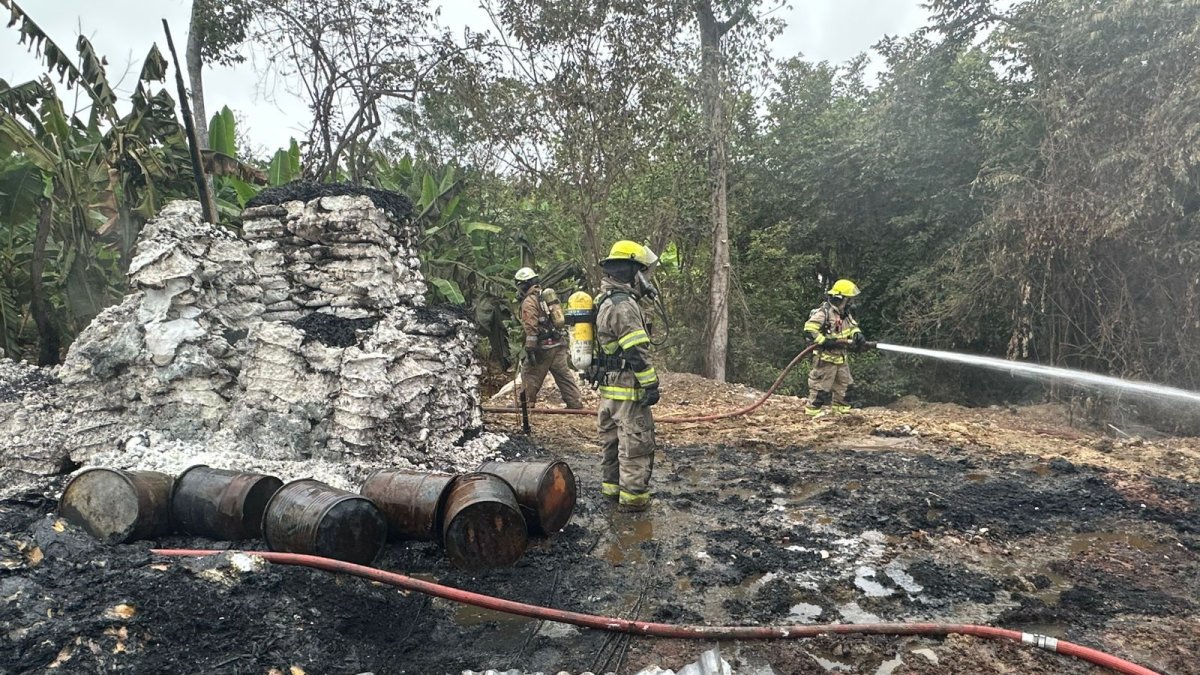 Los bomberos acudieron hasta la bodega clandestina, en el kilómetro 24 de vía a la costa, para combatir el incendio.