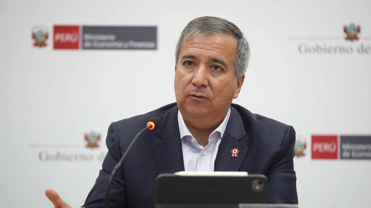 Fotografía de archivo del ministro de Economía y Finanzas de Perú, Raúl Pérez Reyes, en Lima (Perú).
