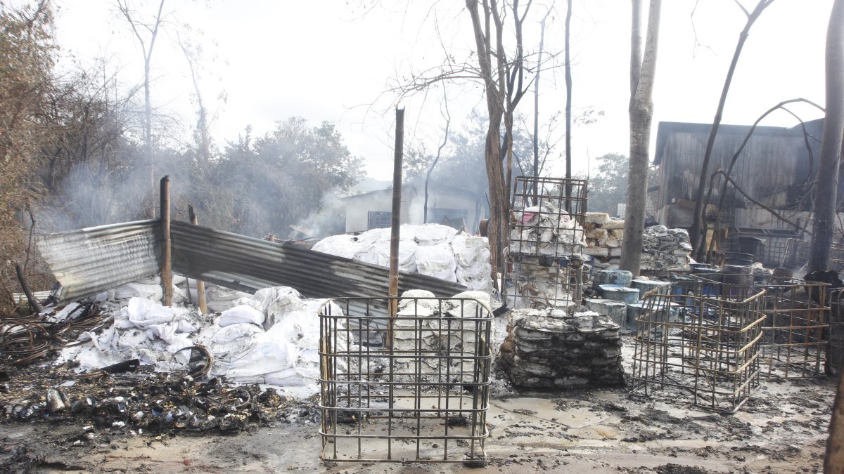 Incendio en bodega de vía a la costa.