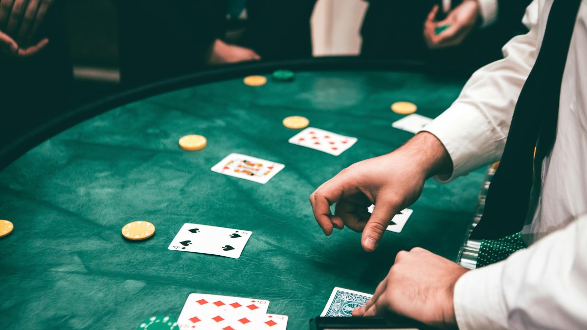 El blackjack online y el tradicional comparten esencia, pero ofrecen experiencias distintas.
