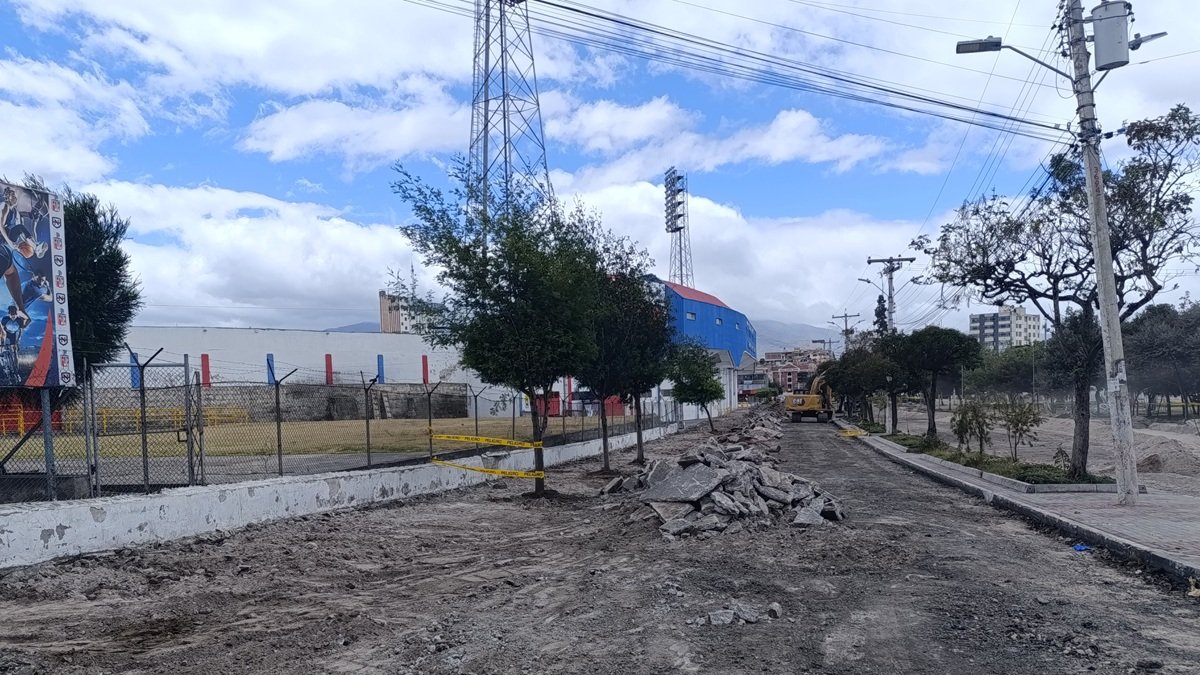 La obra de regeneración en un área cercana al estadio Olímpico de Riobamba ha generado reacciones.