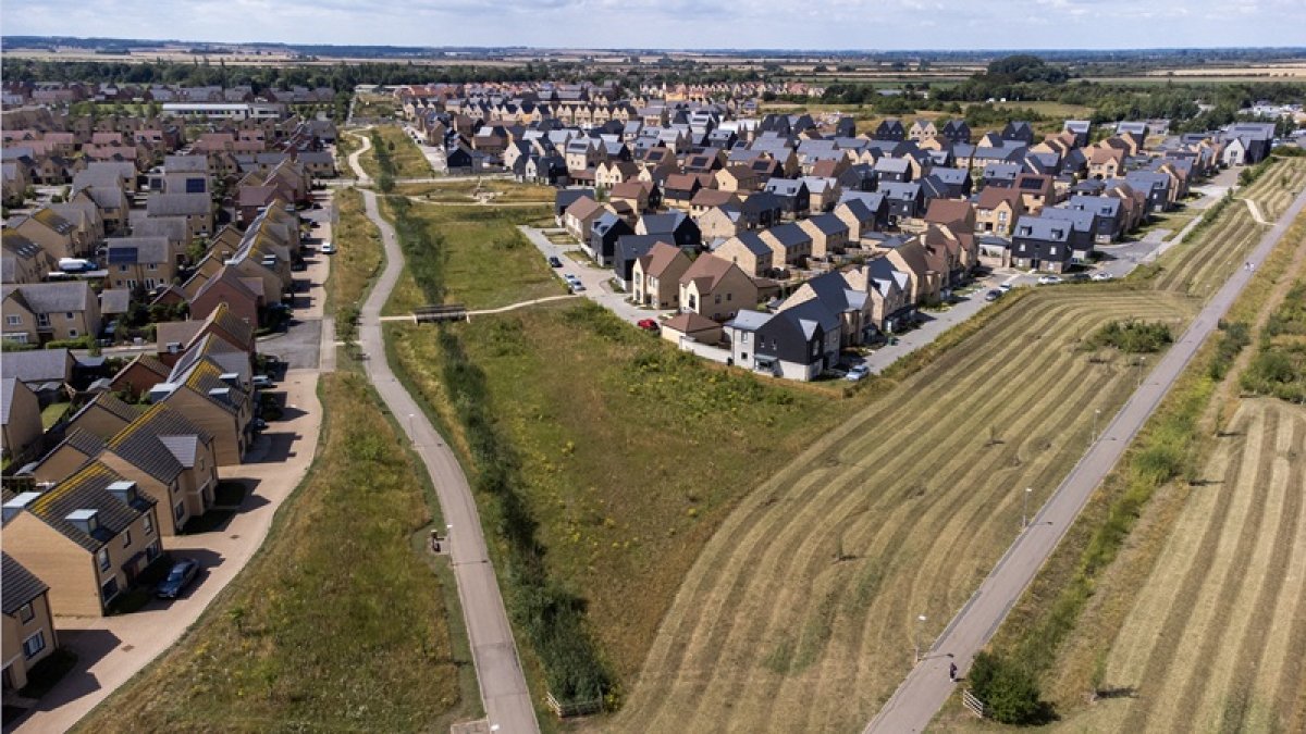 Una vista aérea muestra casas recién construidas en la nueva ciudad de Northstowe, en el este de Inglaterra, el 31 de julio de 2025.