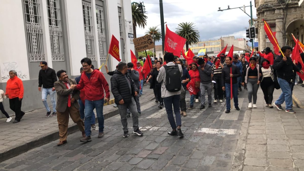 Manifestantes recorren las calles de Latacunga durante la marcha convocada por el Frente Popular en Cotopaxi.