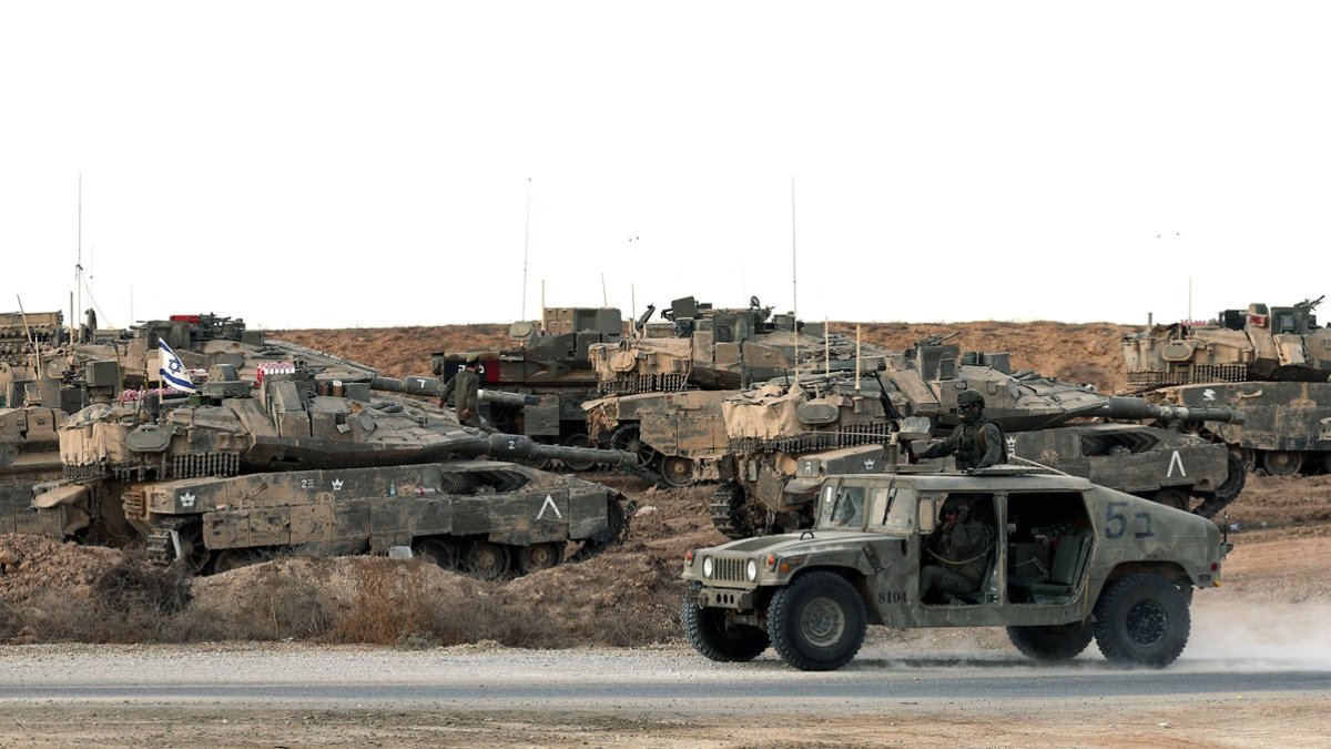 Vehículos militares israelíes se despliegan en la frontera de Israel con la Franja de Gaza el 19 de septiembre de 2025, en medio de la guerra en curso entre Israel y el grupo palestino Hamas.