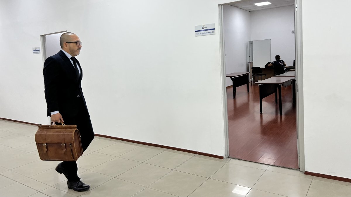 Osiris Sánchez, abogado del asambleísta Sergio Peña, asistió a la audiencia de juicio del caso Danubio. Él defiendo a otros dos procesados también.