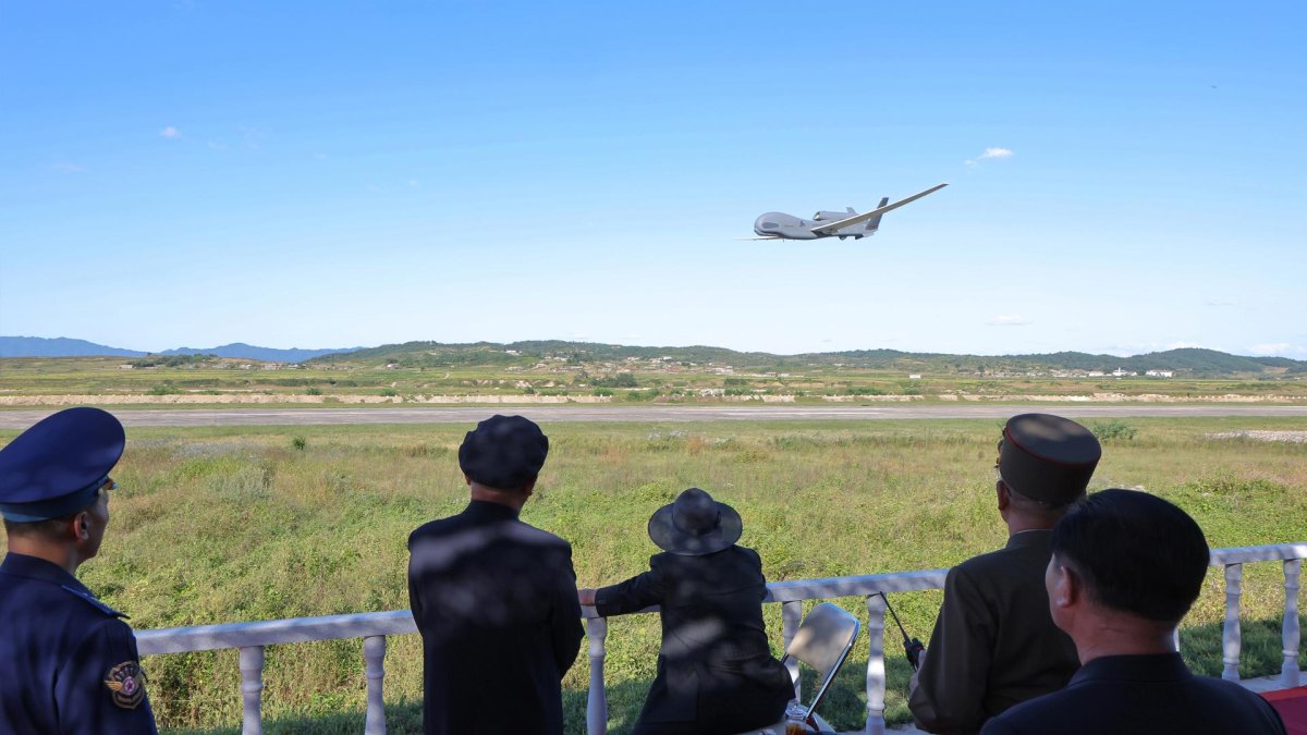 Un dron de ataque táctico volando por el aire mientras Corea del Norte realiza una prueba de rendimiento de drones, el 18 de septiembre de 2025.