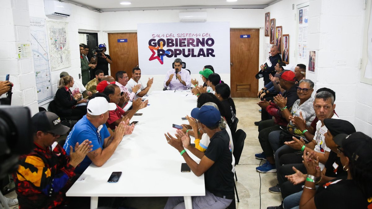 El presidente de Venezuela, Nicolás Maduro (c), en un acto de gobierno, en La Guaira (Venezuela).