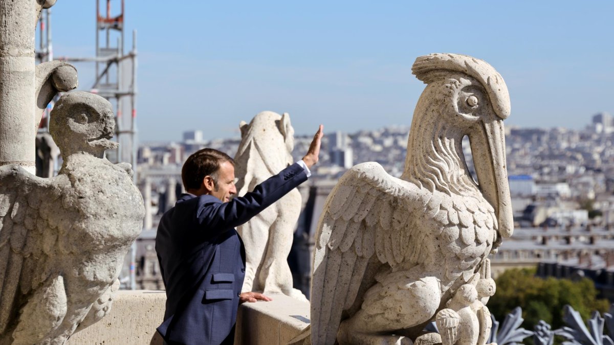 El presidente frances Emmanuel Macron durante la visita a Notre Dame.