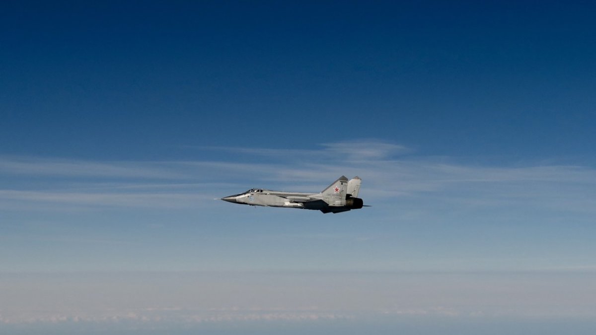 Esta imagen, publicada por la Fuerza Aérea sueca el 19 de septiembre de 2025, muestra un caza ruso MiG-31 sobrevolando el mar Báltico.