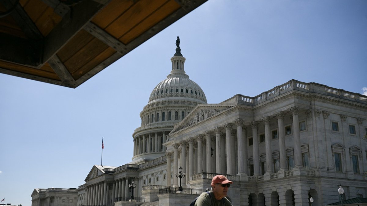 Un hombre pasa en bicicleta frente al Capitolio de los Estados Unidos en Washington, DC, el 18 de septiembre de 2025.