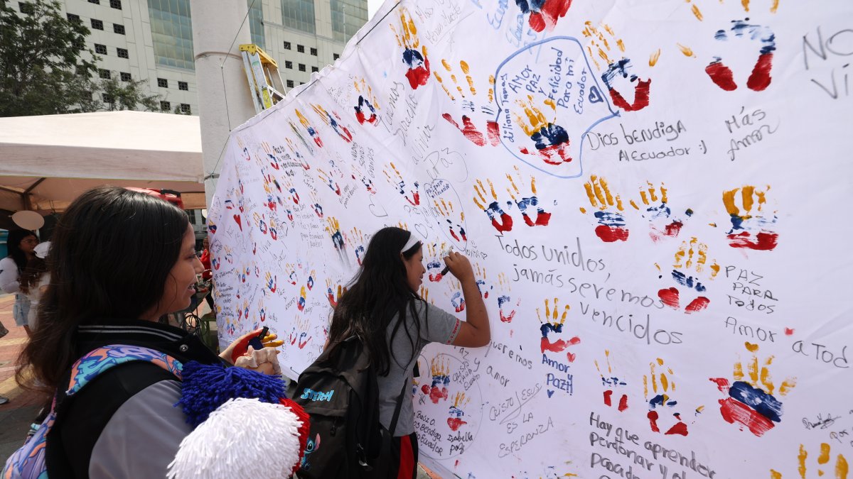 Estudiantes, turistas y ciudadanía en general participaron en la pintura de manos tricolores y mensajes por el Día Internacional de la Paz.