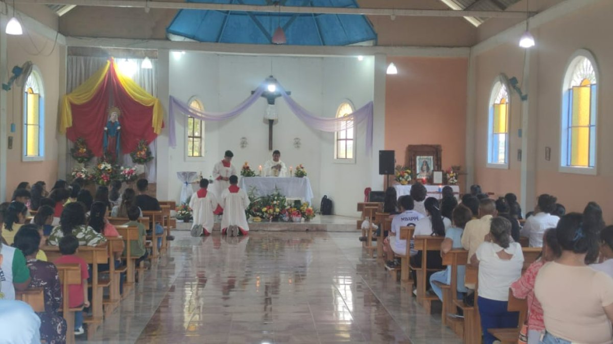 Iglesia. Los devotos rezan y festejan a la virgen de los dolores.